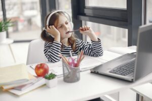 Accéder à l'ENT Auvergne des — étudiant utilisant un ordinateur éducation en ligne