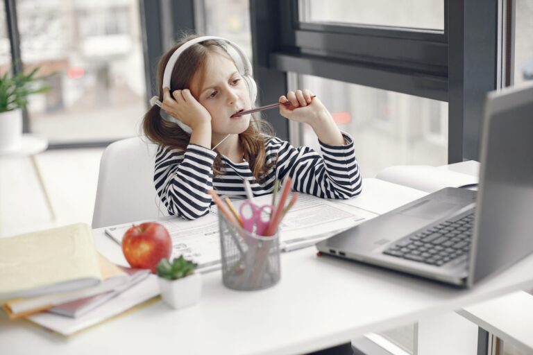 Accéder à l'ENT Auvergne des — étudiant utilisant un ordinateur éducation en ligne