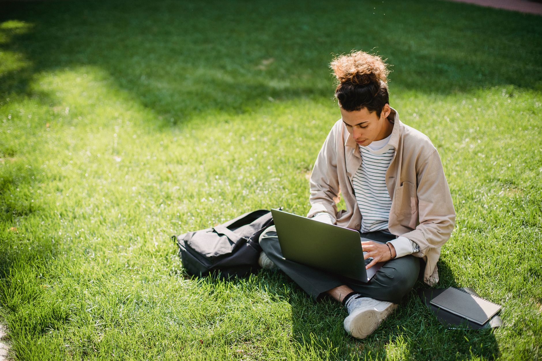 Connexion : tout comprendre sur l’activation et l’usage de l’IDNUM à l’université de Bordeaux — étudiant universitaire utilisant un ordinateur portable