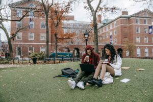 Accéder à l'ENT de l'université — étudiant universitaire utilisant un ordinateur portable