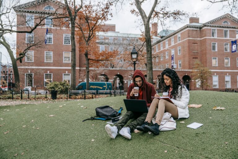 Accéder à l'ENT de l'université — étudiant universitaire utilisant un ordinateur portable
