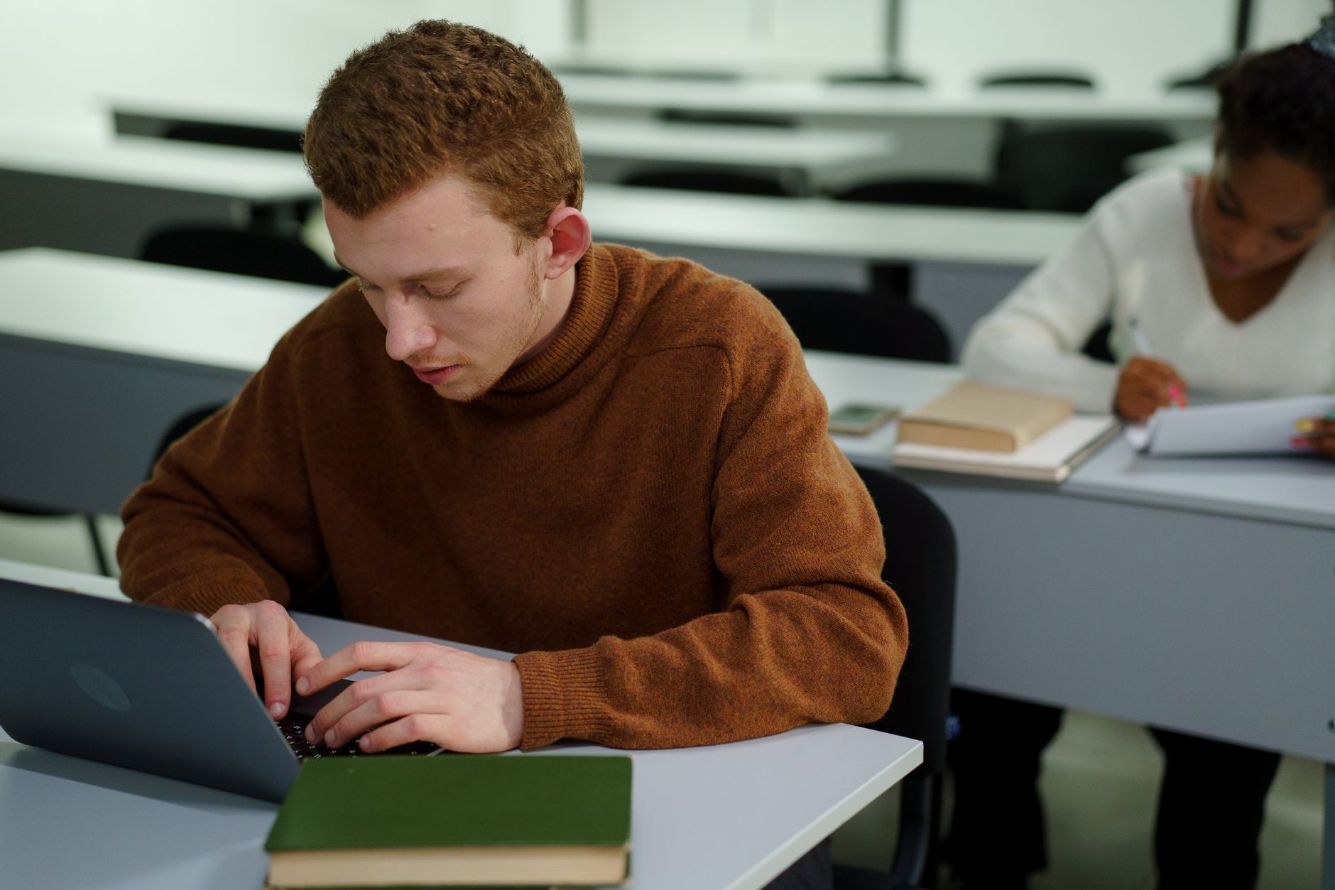 ENT Unice et espace étudiant : comprendre le portail universitaire de l’université Côte d’Azur — étudiant accédant au portail universitaire