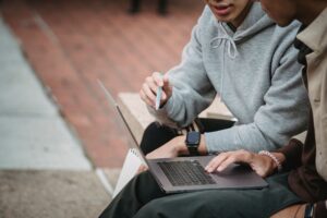 Accéder à son espace étudiant — étudiant accédant au portail universitaire