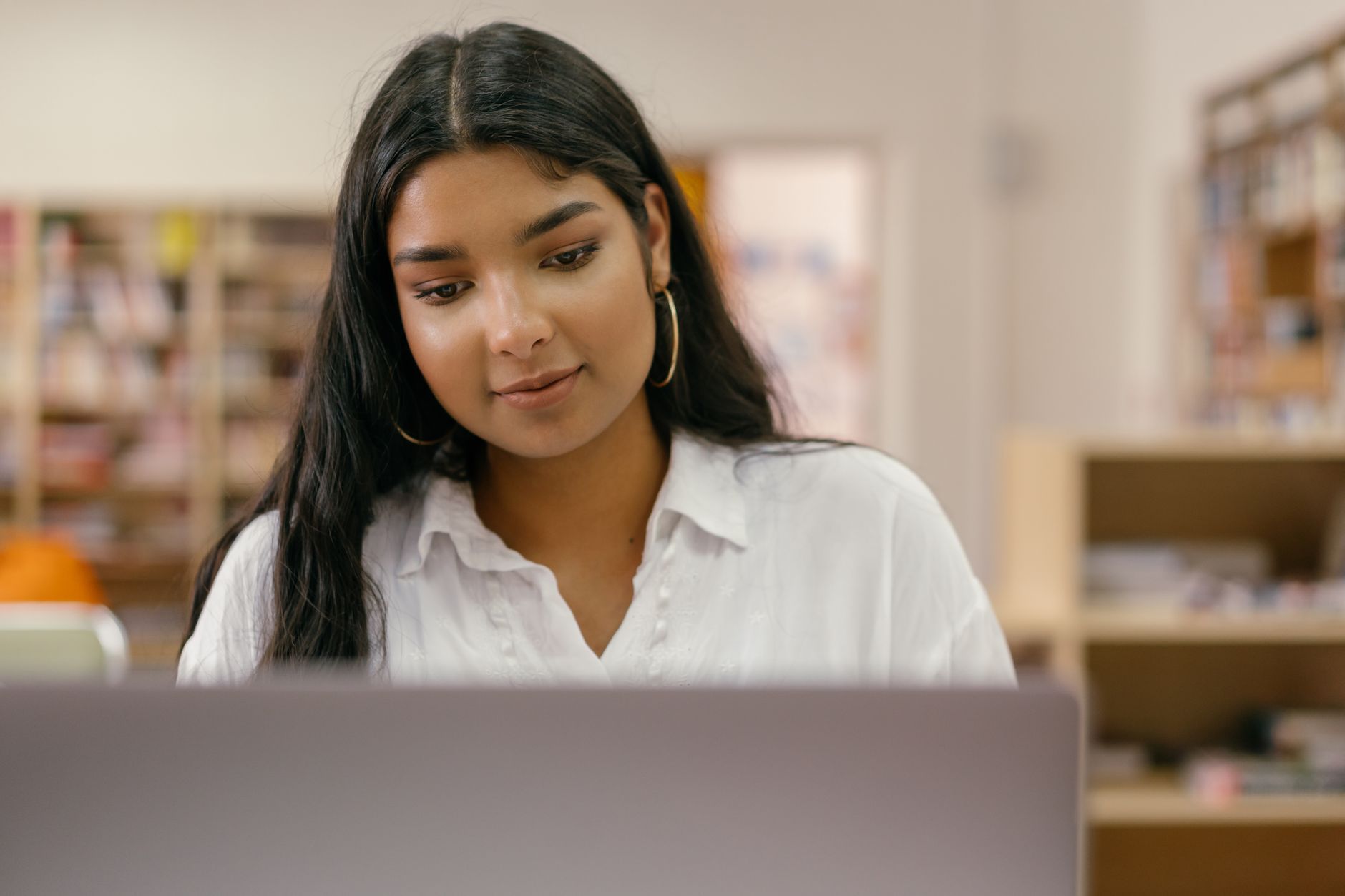 ENT Nice Côte d’Azur : un portail étudiant pour centraliser tous les services numériques — étudiant utilisant une plateforme numérique