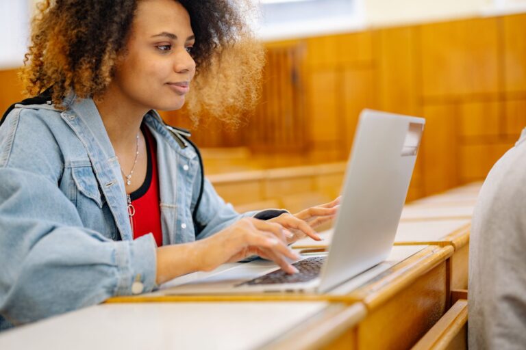 Accéder aux services numériques de — étudiant utilisant une plateforme numérique