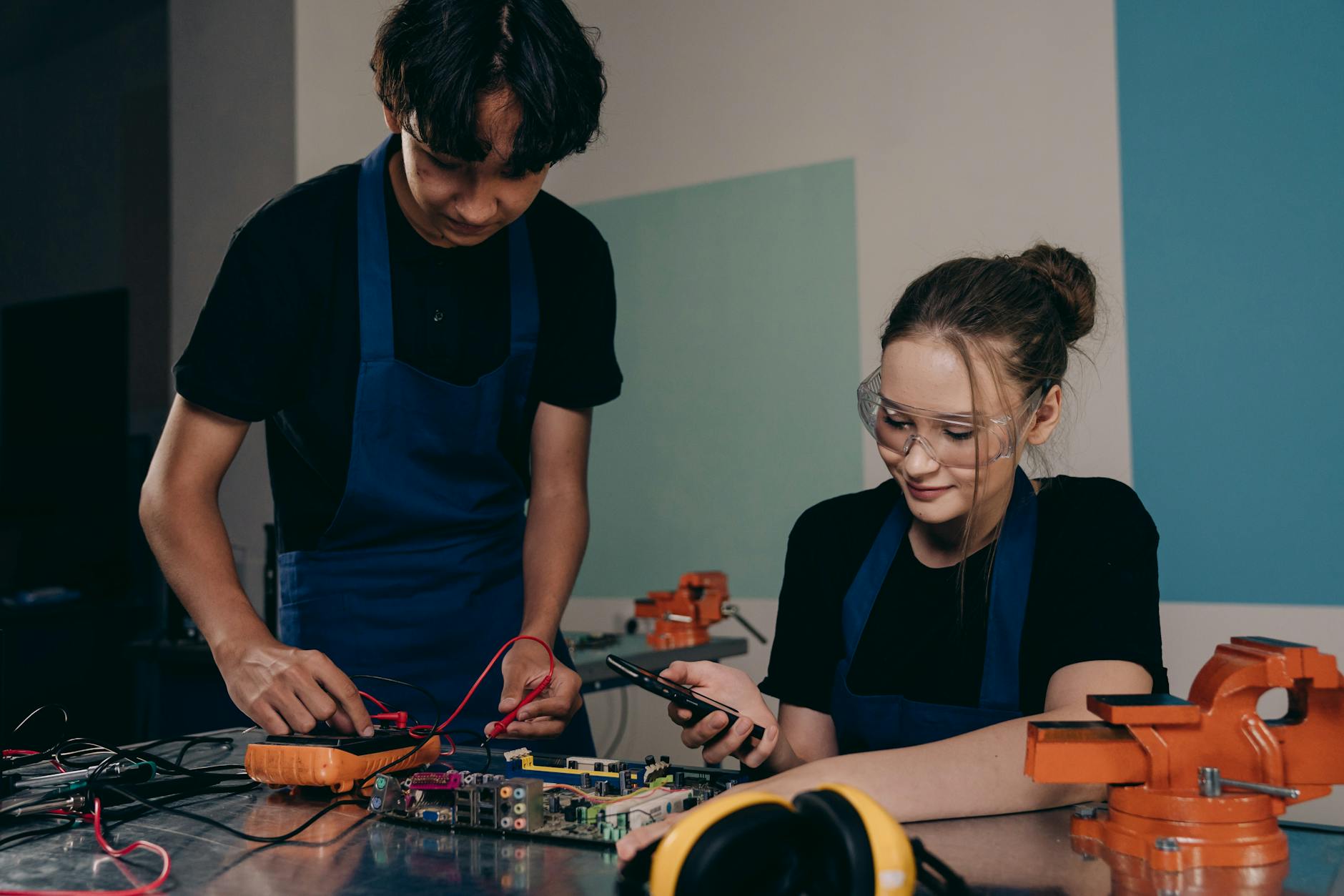 Bac pro en alternance : comprendre le fonctionnement réel avant de s’engager — étudiants en formation professionnelle en classe