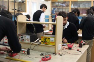 Bac professionnel électrotechnique programme et — élèves en électrotechnique en classe