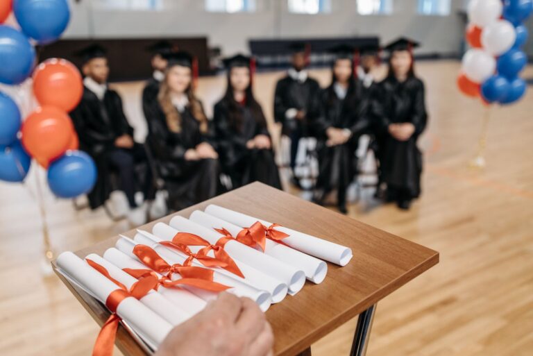 Comment savoir si une école — étudiants en classe avec diplôme