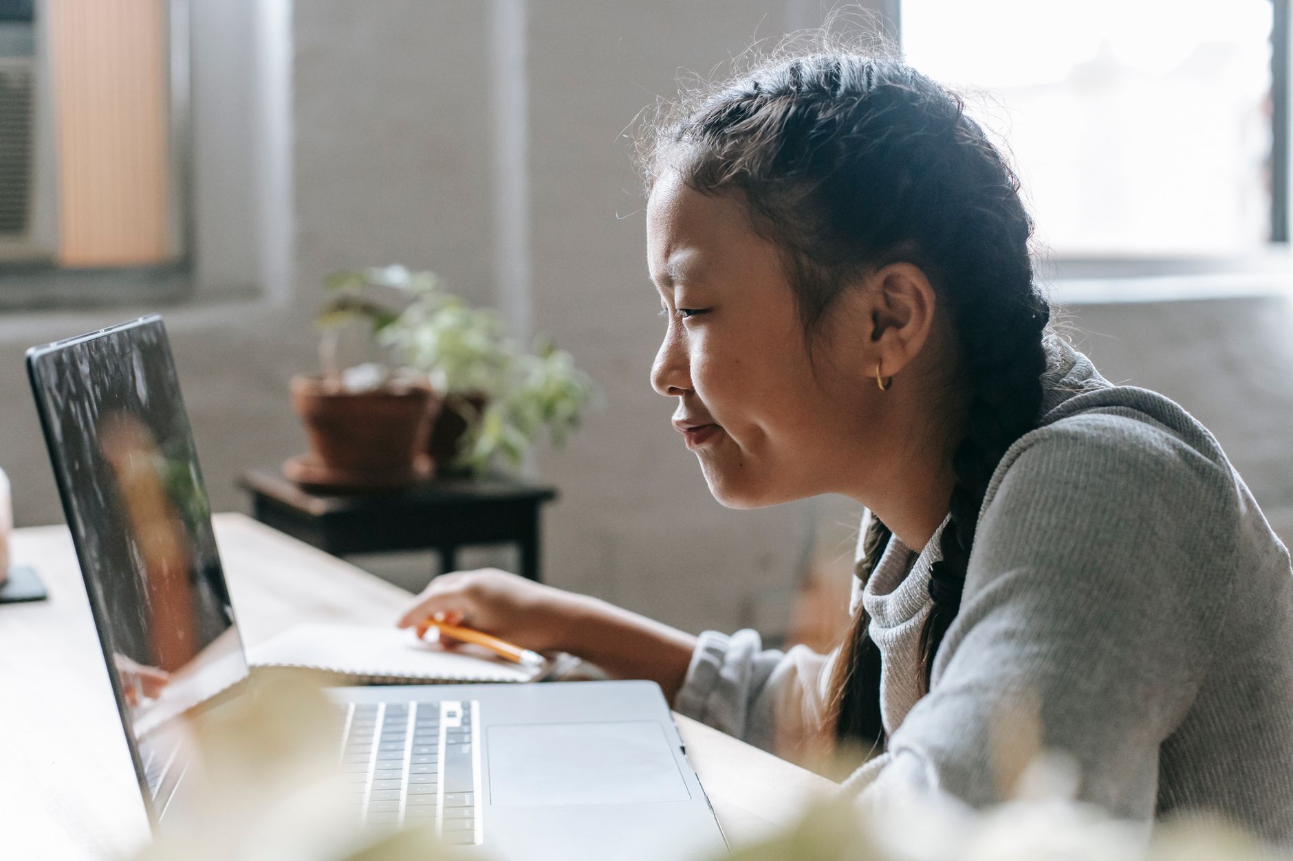 Connexion à l’ENT Centrale Lille : Authentification et accès étudiant sans prise de tête — étudiant utilisant un ordinateur portable