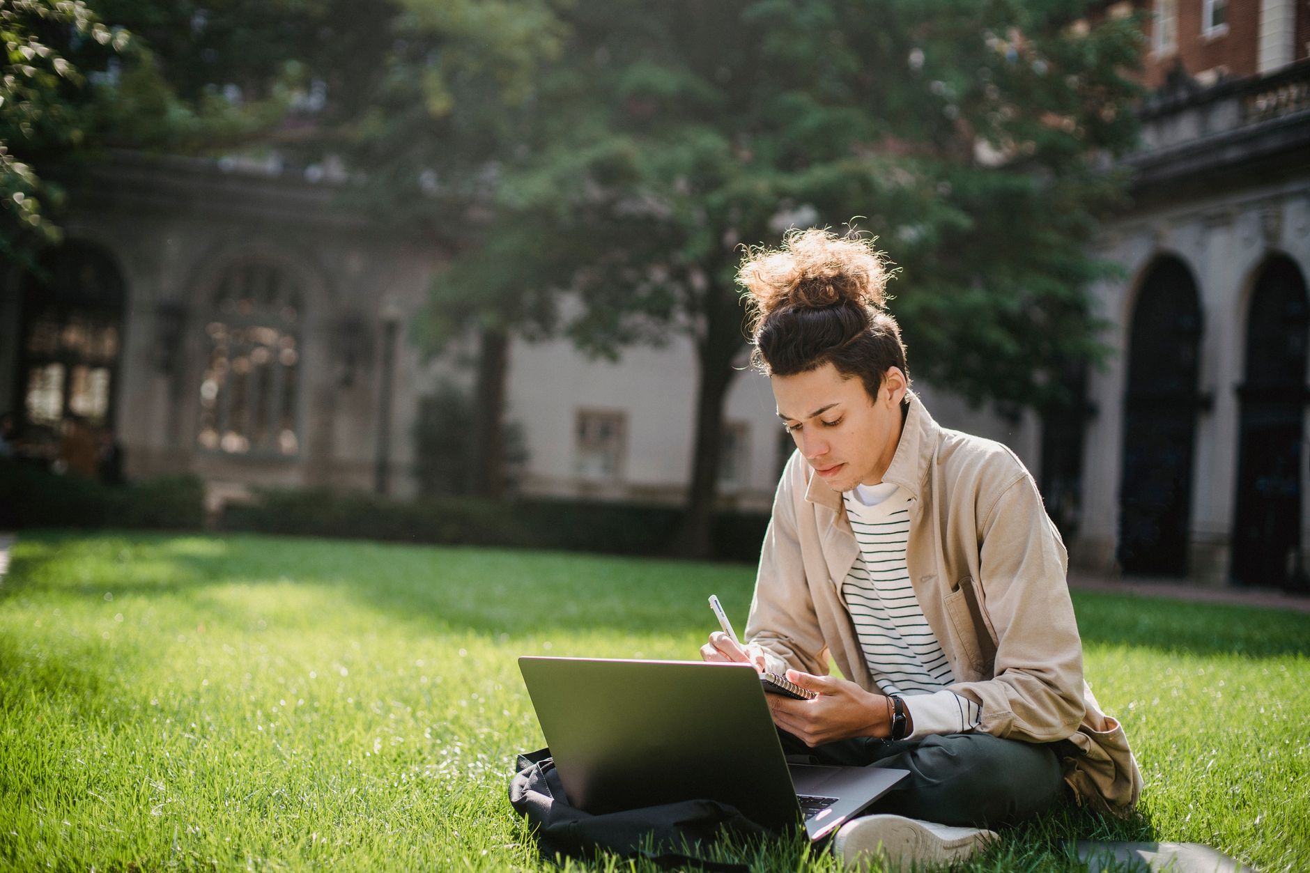 Connexion ENT Artois : mode d’emploi et astuces pour contourner les galères — étudiant utilisant un ordinateur portable campus universitaire