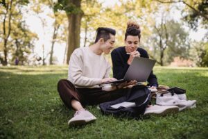 Connexion à l'ENT université d'Artois, — étudiant utilisant un ordinateur portable campus universitaire