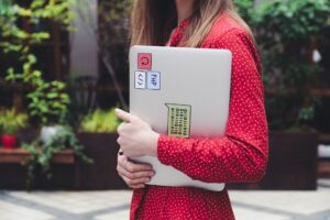 Devenir développeur web après le — étudiants codant sur des ordinateurs portables