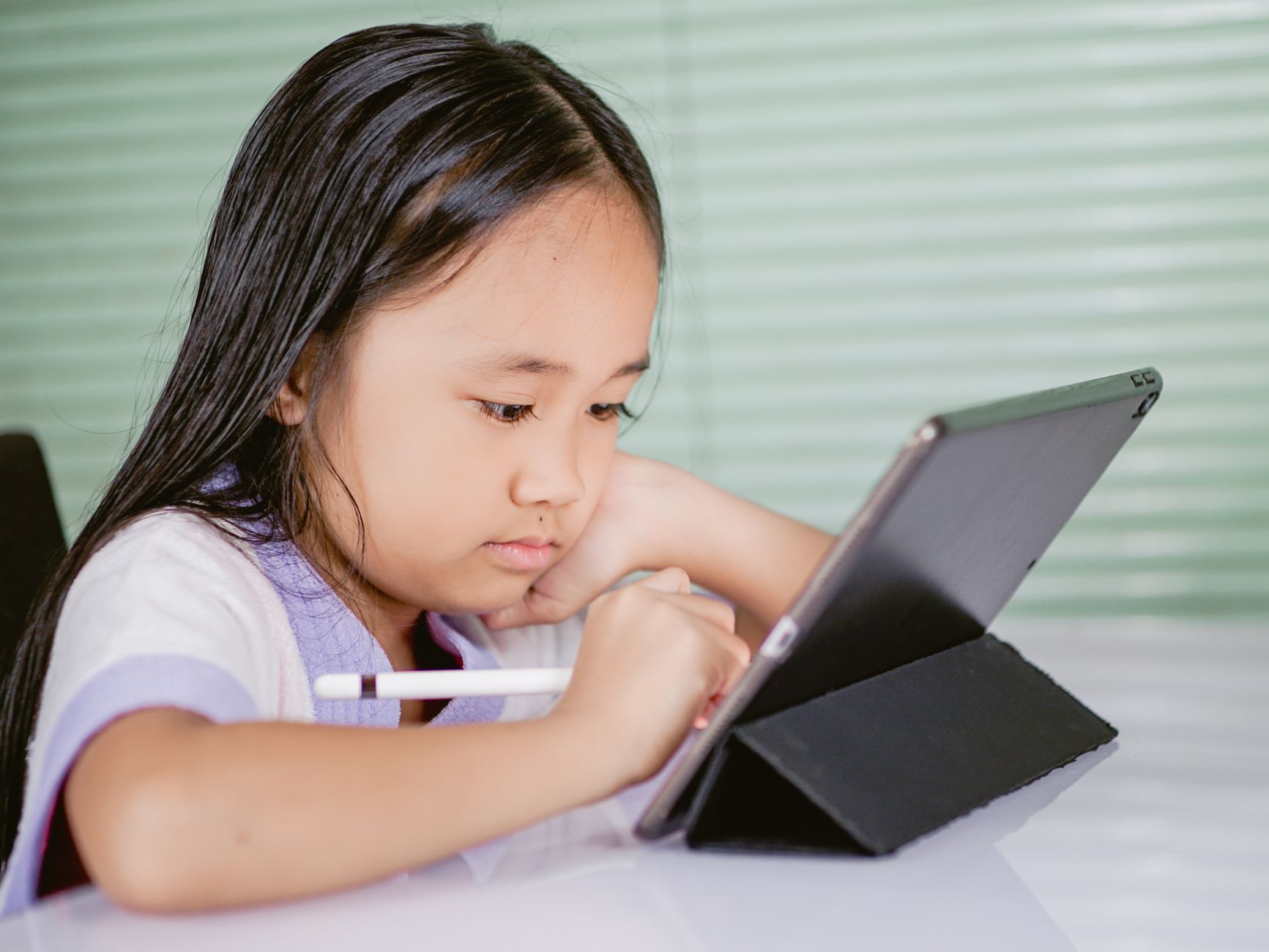 ENT Auvergne-Rhône-Alpes : un espace numérique de travail au service de la vie scolaire — étudiant utilisant une tablette numérique