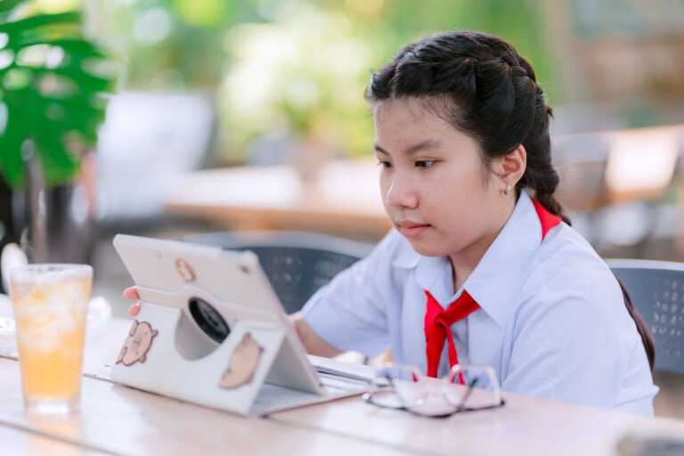 ENT Auvergne-Rhône-Alpes connexion à Pronote — étudiant utilisant une tablette numérique