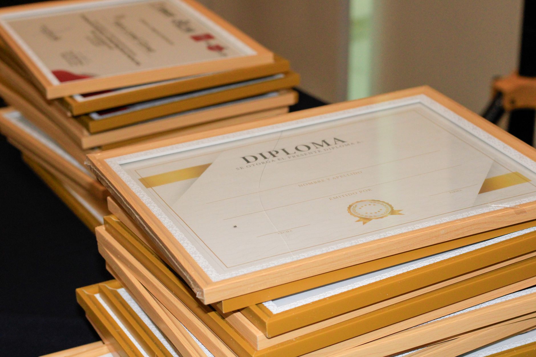 Quels diplômes et certifications peut-on obtenir en VAE selon son expérience ? — étudiant recevant un diplôme