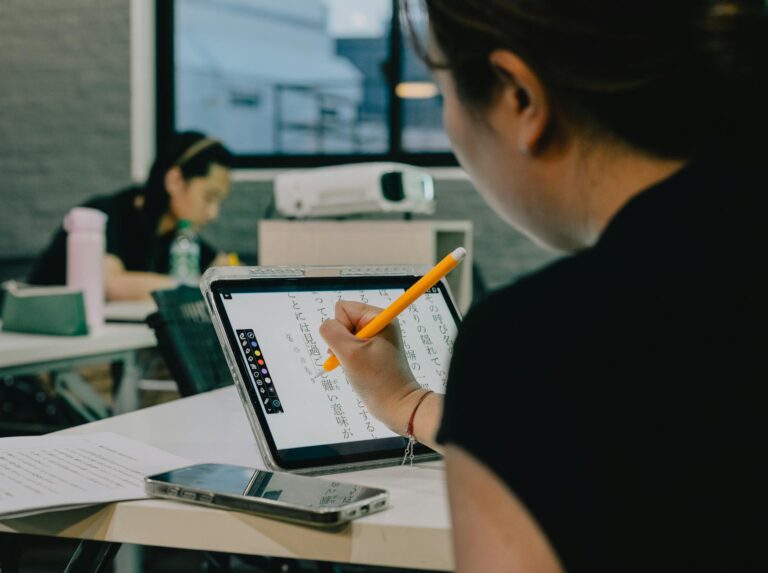 Mon ENT en Occitanie fonctionnalités — étudiants utilisant une tablette numérique en classe