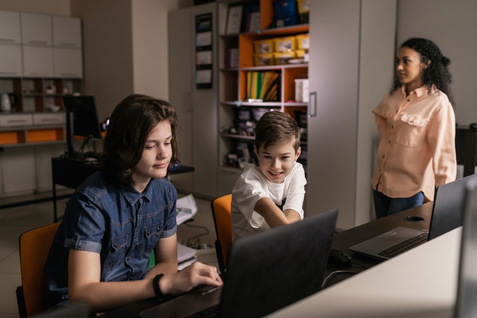 Monlycée PSN : à quoi sert vraiment l’ENT des lycées d’Île-de-France ? — étudiant utilisant un ordinateur portable en classe
