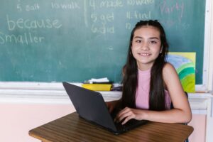Monlycée PSN, comment accéder à — étudiant utilisant un ordinateur portable en classe