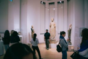 Pass éducation accès gratuit aux — enseignants visitant un musée national