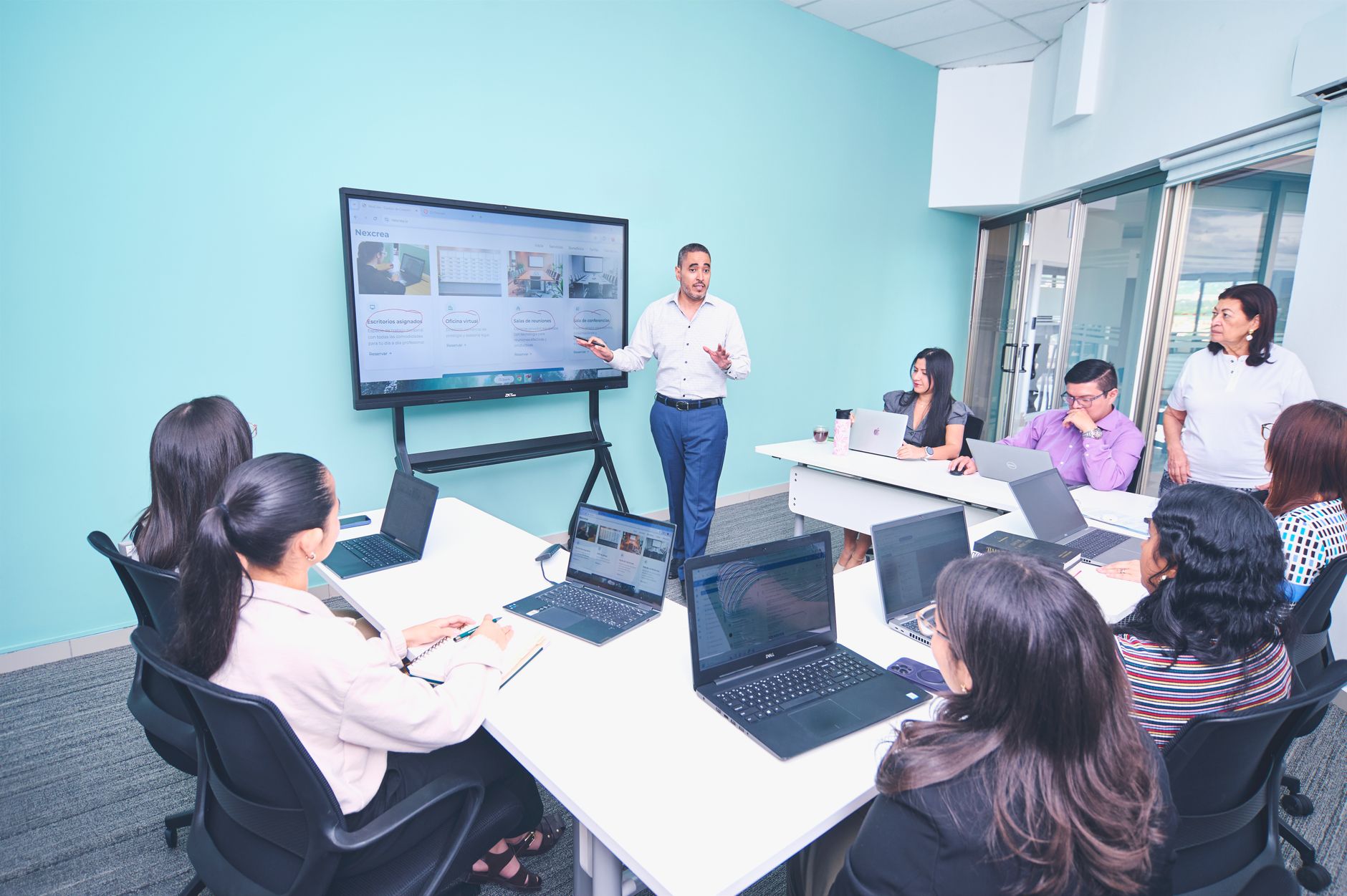 Refus formation hors temps de travail : que dit vraiment le droit du travail ? — séance de formation bureau discussion employé