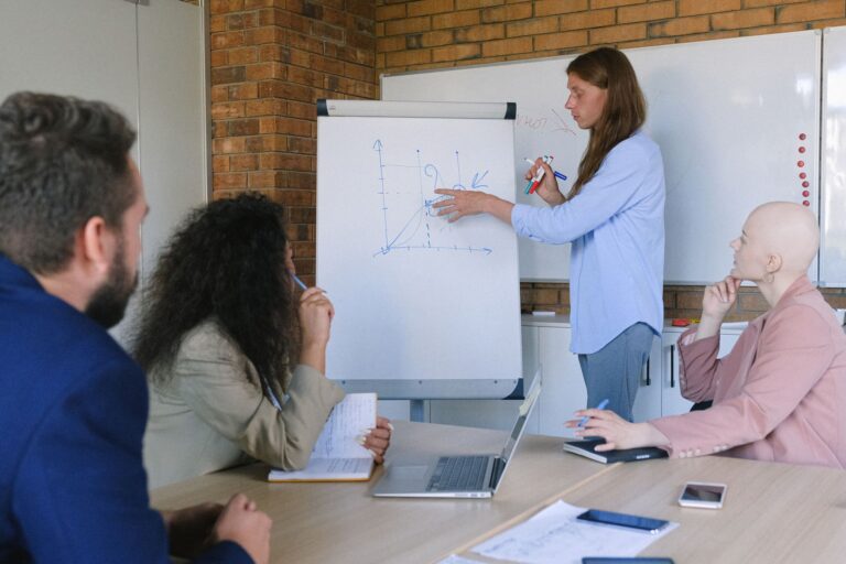 Peut-on refuser une formation imposée — séance de formation bureau discussion employé