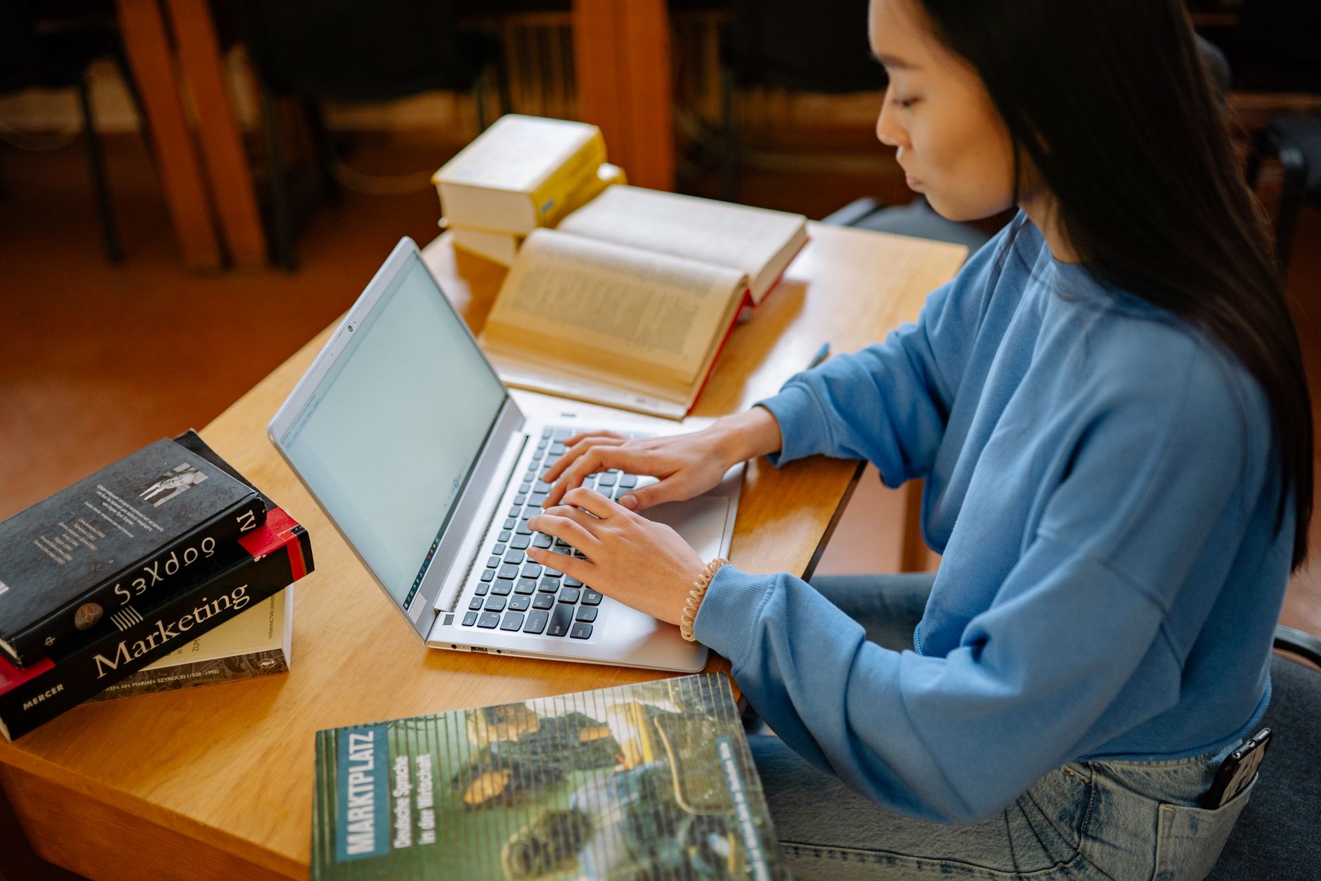 Puis-je conserver mon chômage pendant une formation : comprendre l’AREF — personne étudiant avec ordinateur et livres