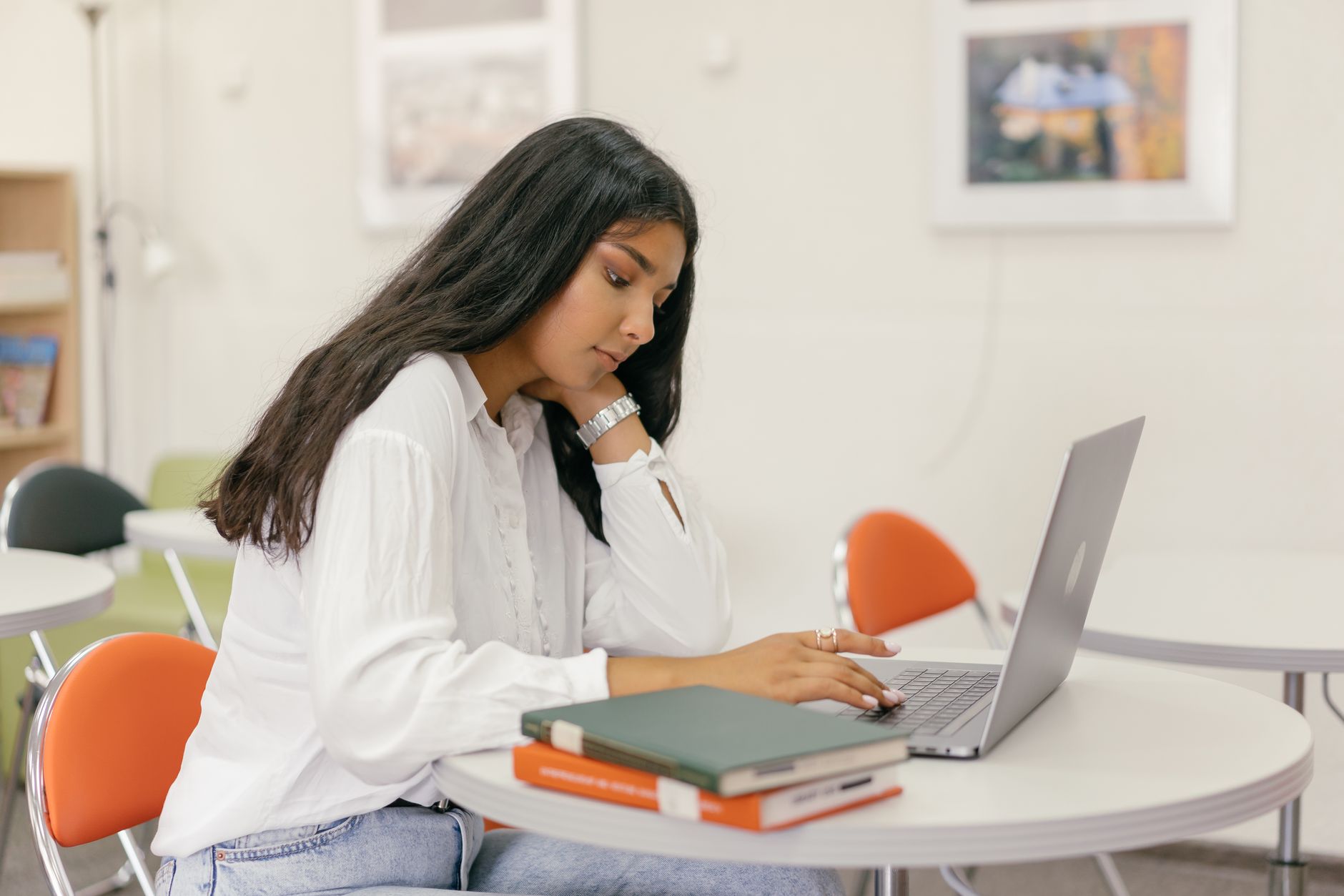 Première connexion à l’ENT INSA Rennes : mode d’emploi concret — étudiant utilisant un ordinateur pour apprendre en ligne