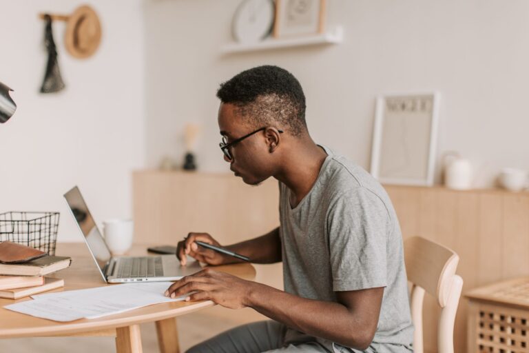 Première connexion à l'ENT INSA — étudiant utilisant un ordinateur pour apprendre en ligne