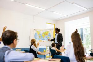 Programme d'histoire de 4e chapitres — salle de classe histoire élèves apprenant