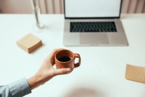 Quel métier exercer en télétravail — bureau à domicile avec ordinateur et café