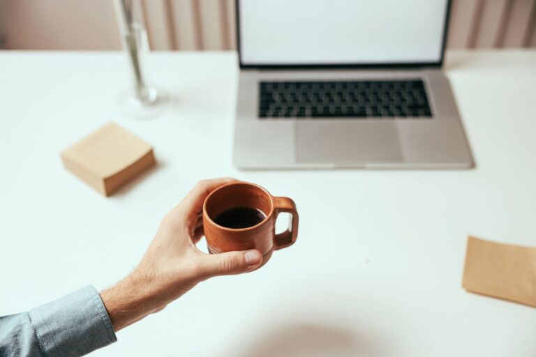 Quel métier exercer en télétravail — bureau à domicile avec ordinateur et café