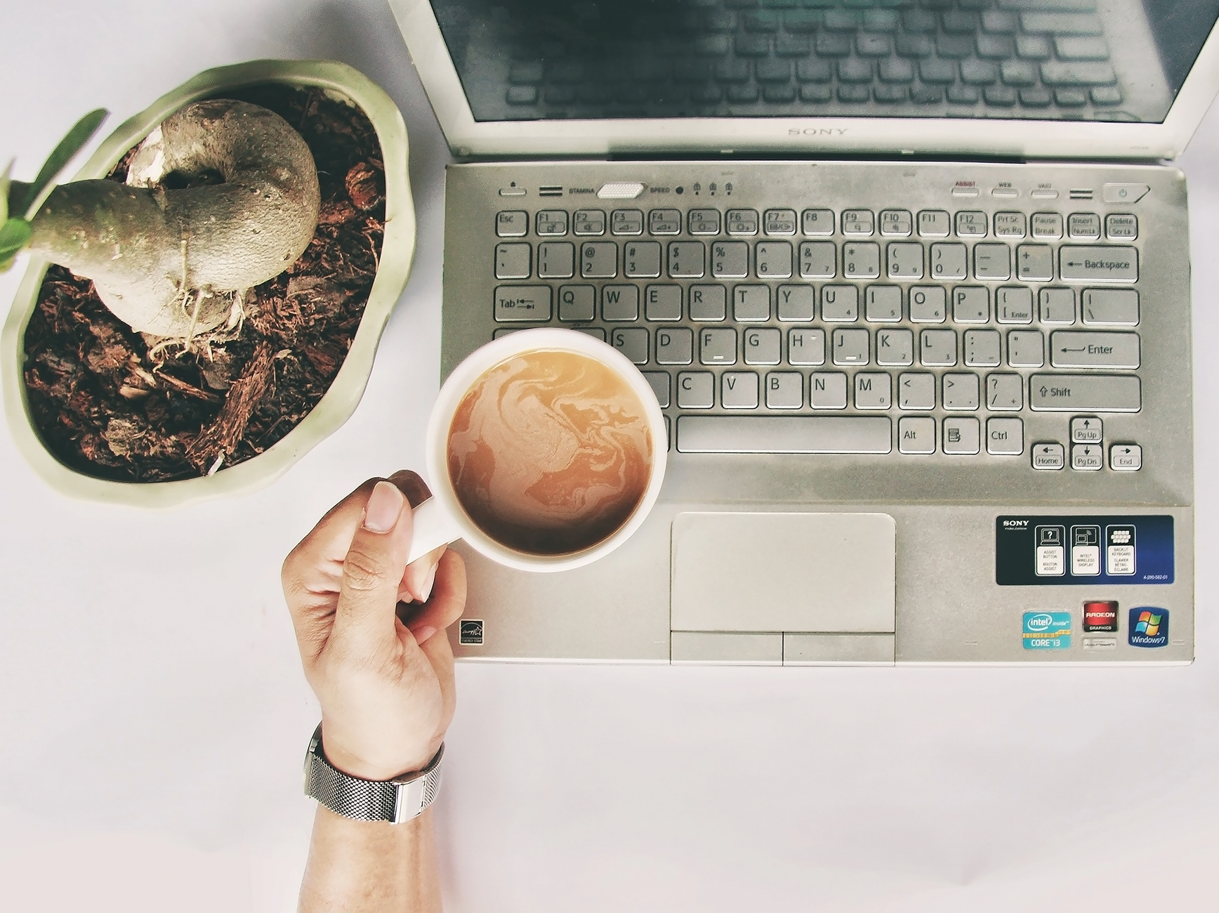 Métiers créatifs et techniques : des opportunités concrètes pour le télétravail sans diplôme — bureau à domicile avec ordinateur et café