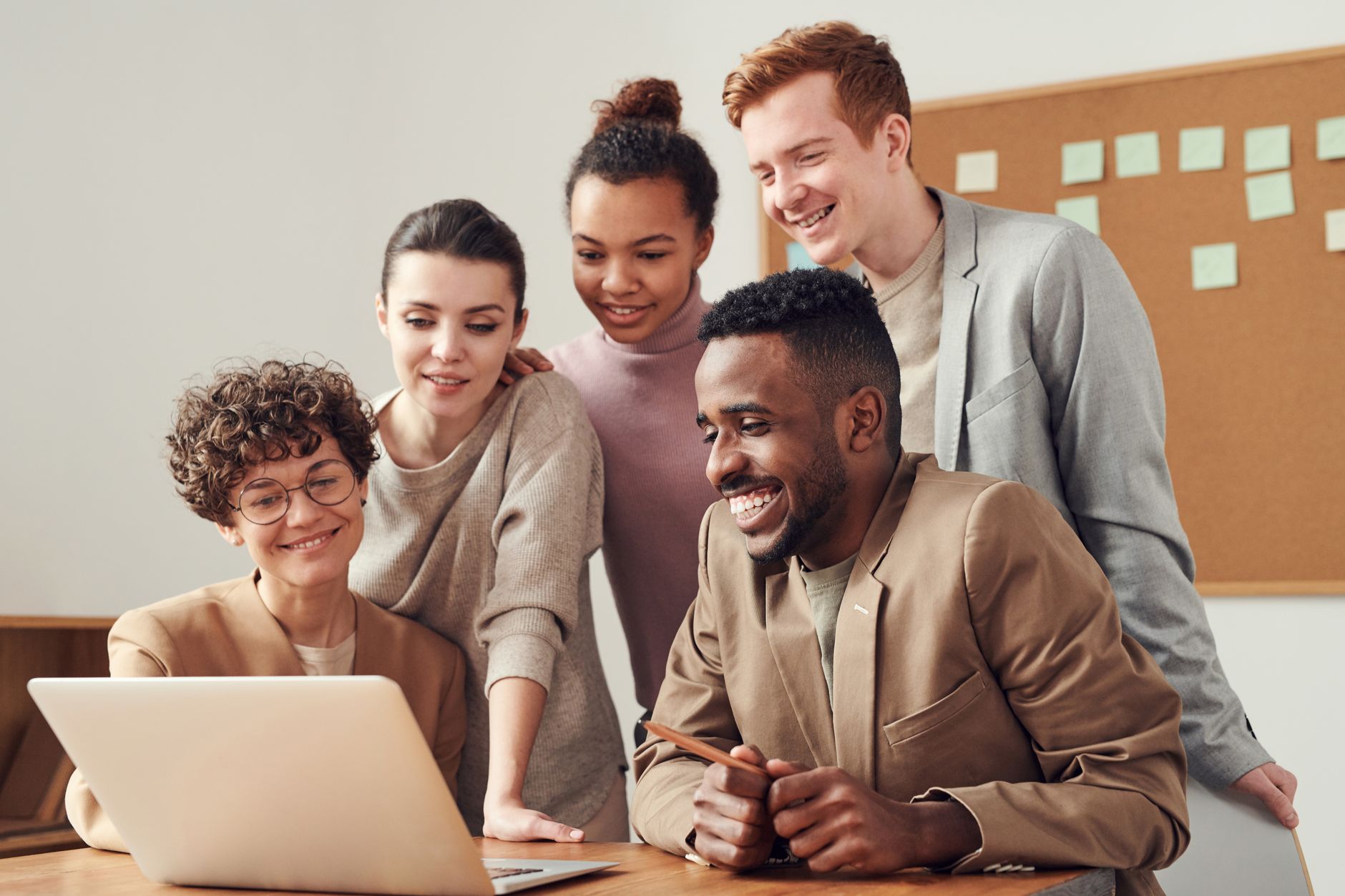 Métiers faciles et bien payés : panorama 2026 pour choisir son avenir professionnel — jeunes professionnels heureux travaillant ensemble