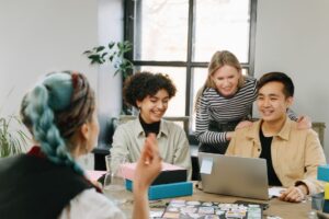 Quel métier facile et bien — jeunes professionnels heureux travaillant ensemble