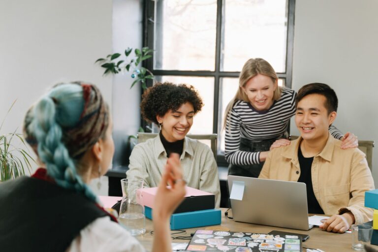 Quel métier facile et bien — jeunes professionnels heureux travaillant ensemble