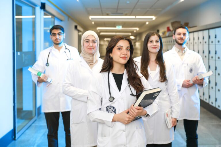 Quels métiers après un bac — étudiants en sciences sociales et santé