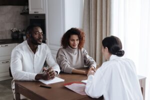 Quels sont les métiers du — travailleur social aidant une famille