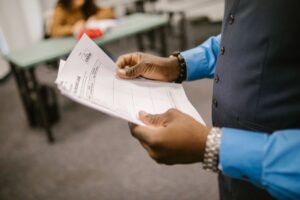 Résultats du brevet 2025 dates — élèves recevant les résultats d'examen