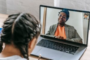 Se connecter à I-Prof Lille — enseignant utilisant un ordinateur éducation en ligne