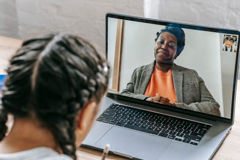 Se connecter à I-Prof Lille — enseignant utilisant un ordinateur éducation en ligne