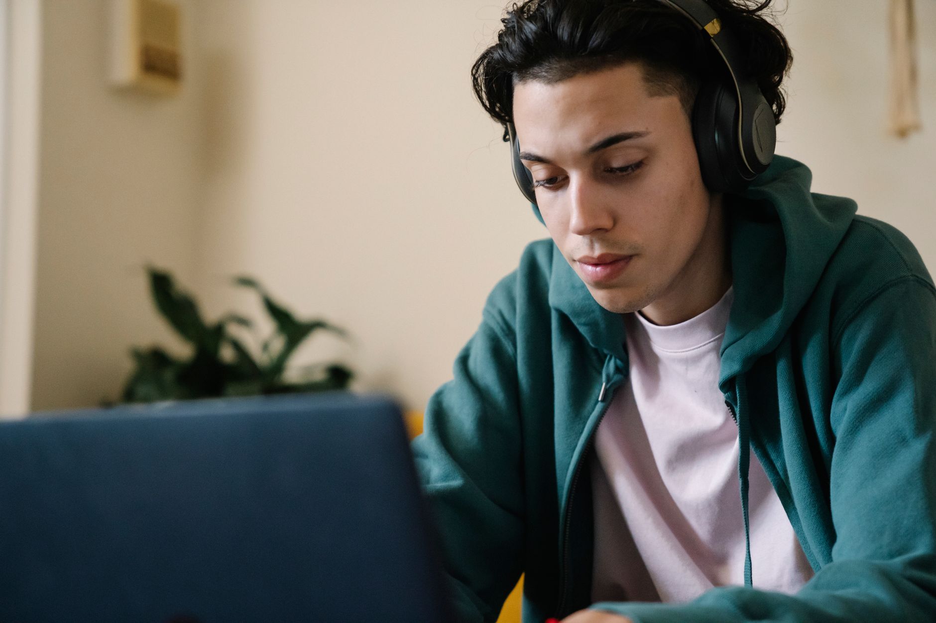 Connexion à l’ENT HDF : étapes, solutions et premiers pas sur la plateforme scolaire — étudiant utilisant un ordinateur pour l'apprentissage en ligne