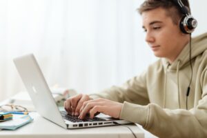 Se connecter à l'ENT HDF — étudiant utilisant un ordinateur pour l'apprentissage en ligne