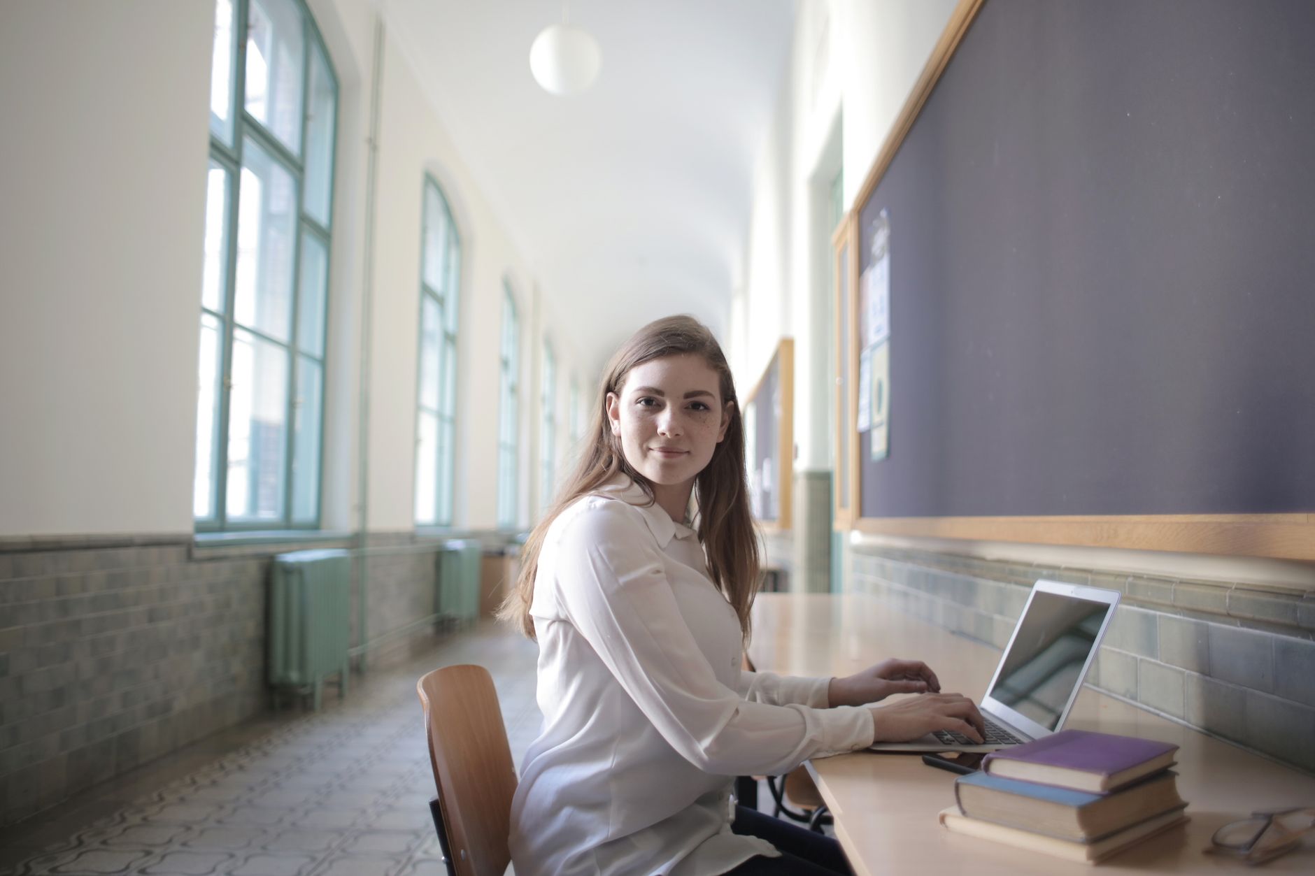 Connexion au CAS ENT ESIGELEC : étapes pratiques et astuces de sécurité — étudiant utilisant un ordinateur portable sur le campus