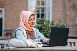Se connecter au CAS ENT — étudiant utilisant un ordinateur portable sur le campus