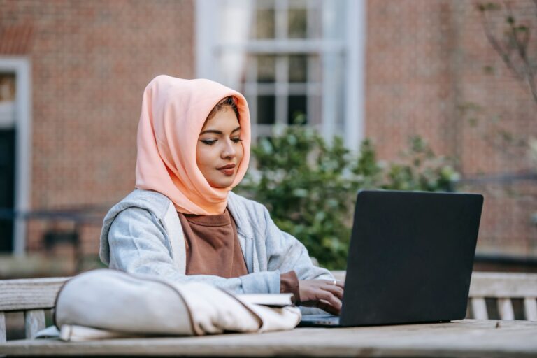 Se connecter au CAS ENT — étudiant utilisant un ordinateur portable sur le campus